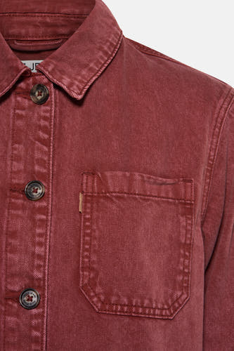 Rode jeansjas van PULZ met knoopsluiting en borstzak, cropped weergegeven.
