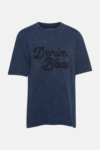 T-shirt bleu à manches courtes de PULZ, avec "Denim Blues" en lettres noires brillantes.