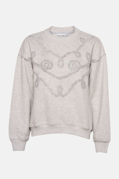 Grijze sweater van PULZ Jeans met sierlijke zilverkleurige versieringen op de voorzijde.
