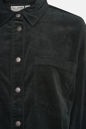 Groen corduroy hemd van PULZ, met lange mouwen, knoopsluiting en borstzak.
