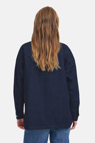 T-shirt en denim bleu foncé de PULZ, vu de de derrière, associé à un jean.