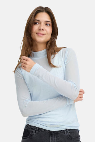 Blauw glitter T-shirt van PULZ, met lange mouwen en gecombineerd met een donkere jeans.