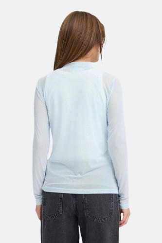 Blauw T-shirt van PULZ, met lange mouwen en een fijn stippenpatroon, rugaanzicht, gecombineerd met een zwarte broek.
