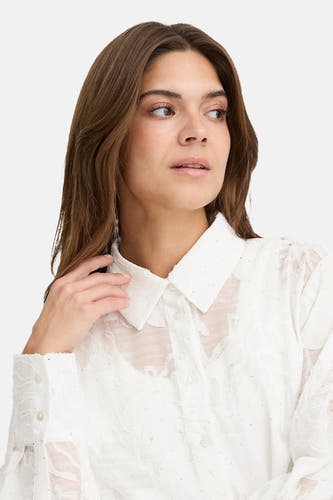 Witte blouse met lange mouwen van PULZ, met een subtiel bloempatroon en knoopsluiting.