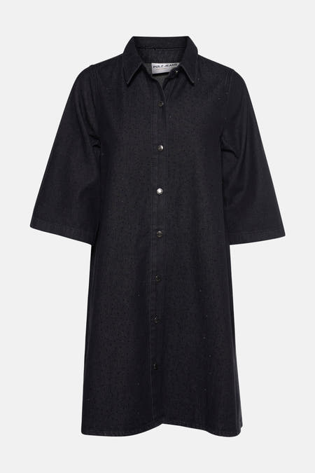 Zwart denim kleedje met korte mouwen van PULZ, met knoopsluiting en een subtiele stippen textuur.
