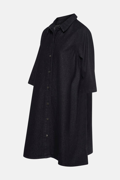 Jupe en denim noir à manches courtes de PULZ, avec fermeture à boutons et pierres décoratives dispersées.
