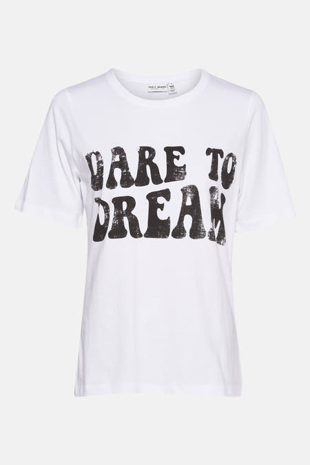 Wit T-shirt met korte mouwen van PULZ JEANS, met zwarte "Dare To Dream" print op de voorkant.
