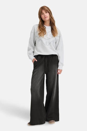 Zwarte jeans van PULZ, met wijde pijpen en een trekkoord in de tailleband.