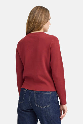 Rood gilet van PULZ, gezien van achteren, gedragen met een donkerblauwe jeans.