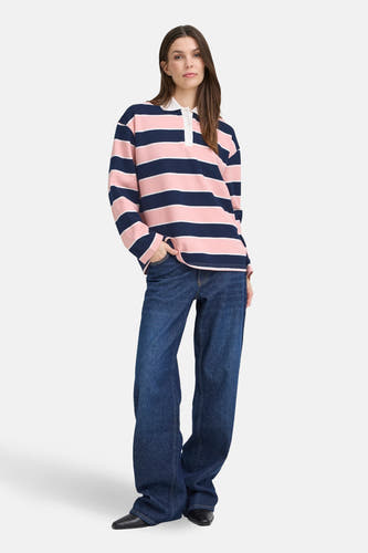 Multikleurige sweater van PULZ, met horizontale roze en marineblauwe strepen, gedragen met wijde jeans en zwarte schoenen.
