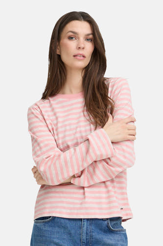 T-shirt rayé rose avec longues manches de PULZ, avec un col rond et associé à des jeans bleus.