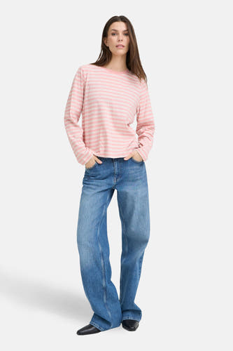 T-shirt rose à manches longues de PULZ, avec des rayures horizontales et associé à des jeans bleus.