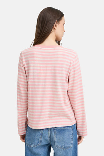 Roze gestreept T-shirt met lange mouwen van PULZ, met een ronde hals en gecombineerd met blauwe jeans.
