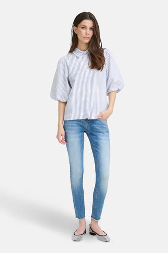 Blauw gestreept hemd met korte mouwen van PULZ, met lichtblauwe jeans en zwarte schoenen.
