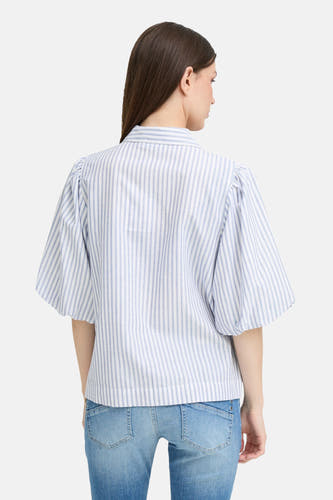 Blauw gestreept hemd met korte mouwen van PULZ, gezien van achteren, gecombineerd met een jeans.
