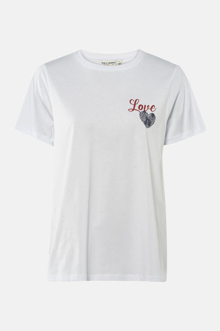 Wit T-shirt met korte mouwen van PULZ JEANS, met rode "Love" tekst en hartvormige print.

