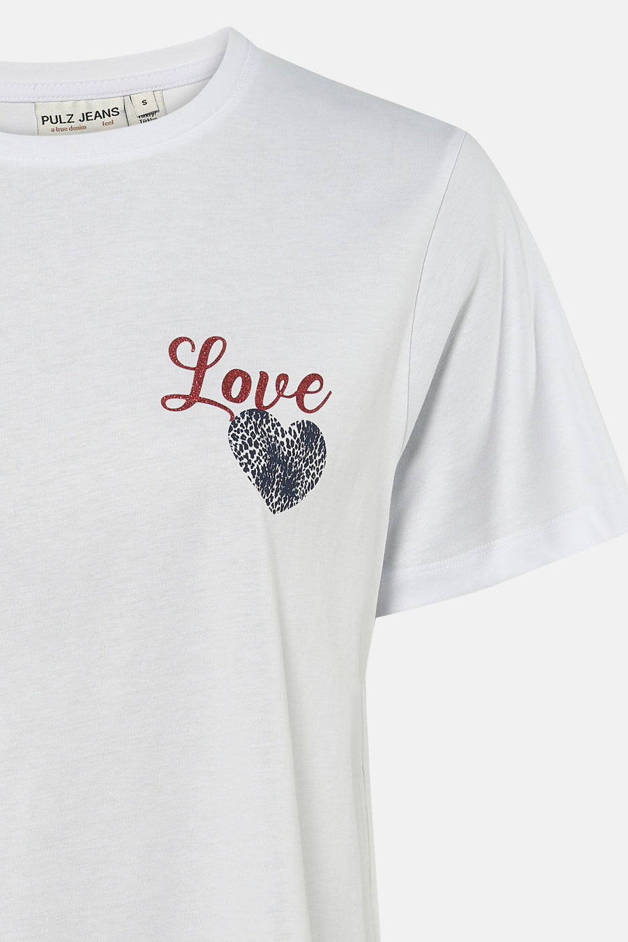 T-shirt blanc à manches courtes de PULZ, avec du texte 'Love' rouge et un cœur imprimé de léopard.