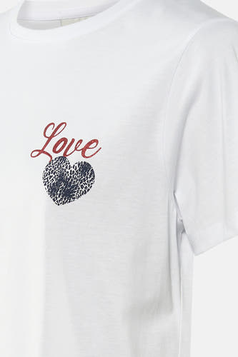 T-shirt blanc à manches courtes de PULZ, avec du texte "Love" rouge et un cœur imprimé d'animaux.