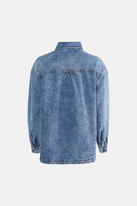 Veste en jean de PULZ, en denim bleu moyen avec manches longues et détail de boutons, vue de dos.