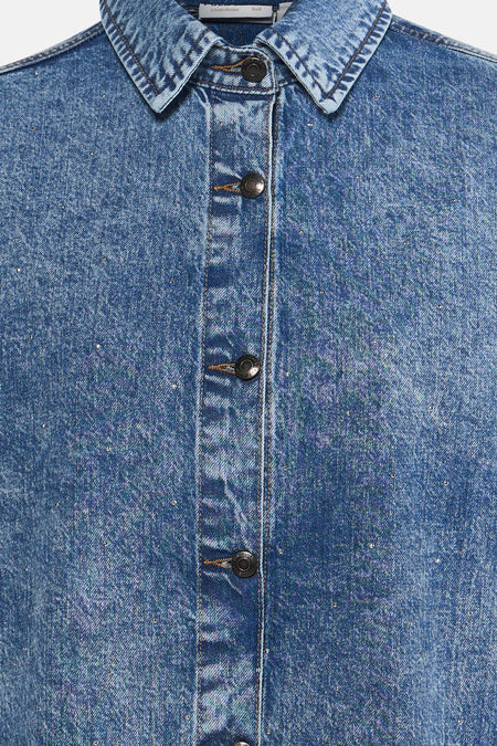 Jeansjas van midblauw denim van PULZ, met knoopsluiting en subtiele glitters.
