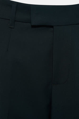 Pantalon vert de PULZ, gros plan sur la ceinture et l'ouverture.