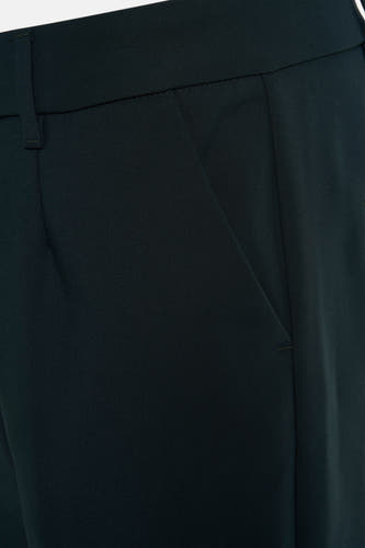 Pantalon vert de PULZ, avec une poche sur le côté.