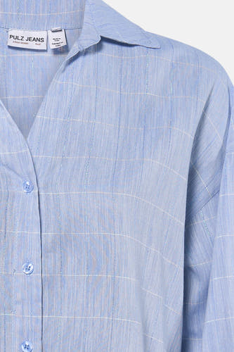 Blauw overhemd met lange mouwen van PULZ JEANS, met een geruit patroon en knoopsluiting.
