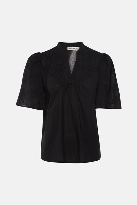 Zwarte blouse met korte mouwen van PULZ, met een broderie detail en een V-hals.