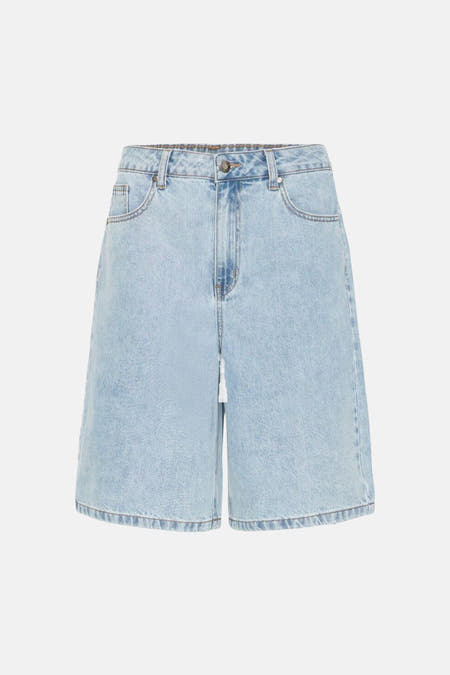 Korte broek van lichtblauwe denim van PULZ, met steekzakken en een ritssluiting.