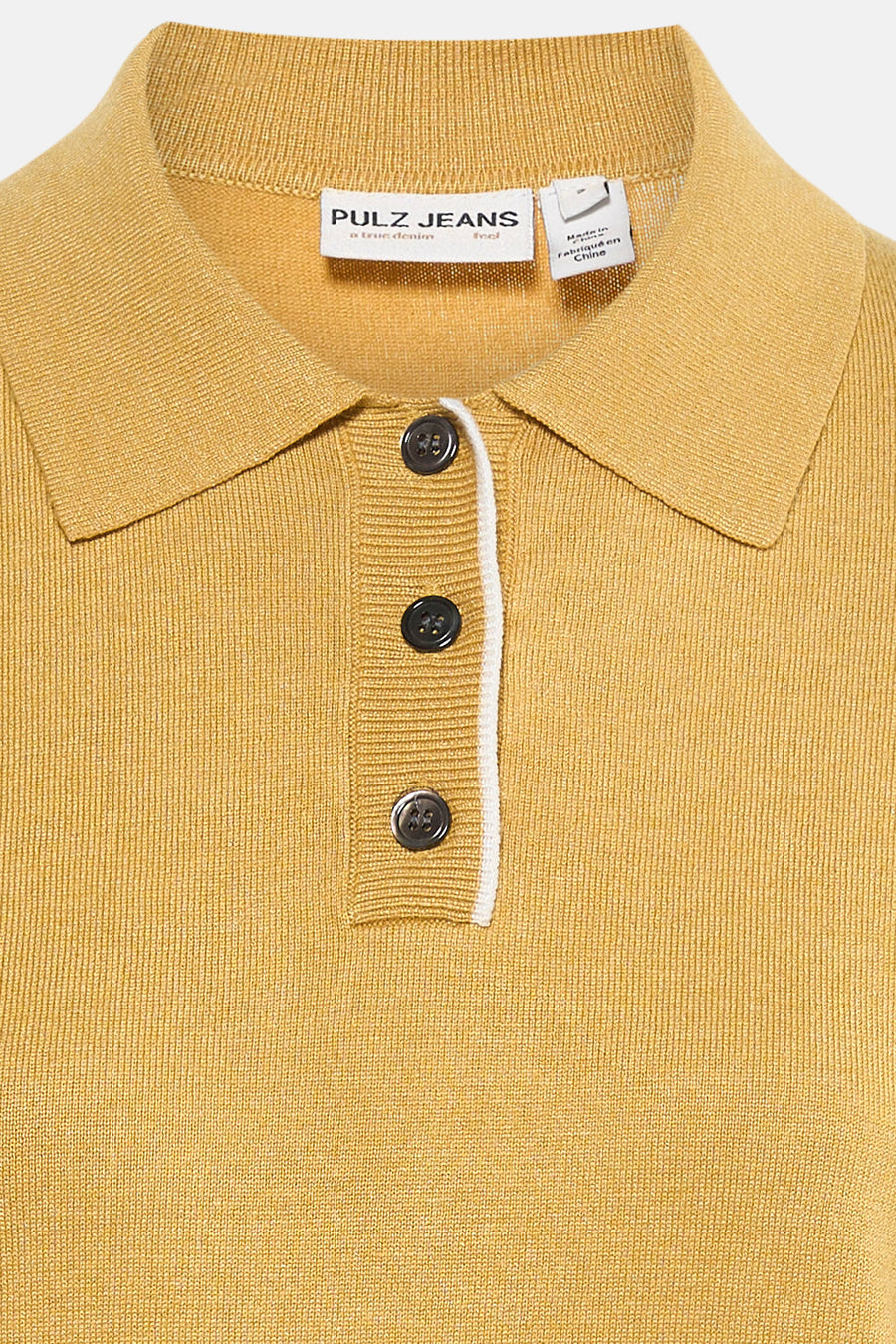 Gele pull met ronde hals van PULZ Jeans, met knoopsluiting en contrasterende witte bies.
