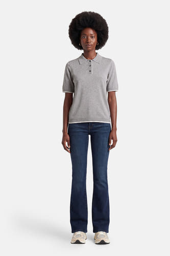 Grijze trui met ronde hals van PULZ, gecombineerd met donkerblauwe jeans en crèmekleurige sneakers.