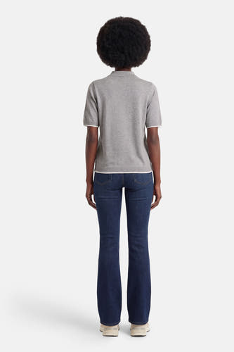 Pull gris à col rond de PULZ, coupe ajustée avec manches courtes et accents blancs, combiné avec un jean bleu foncé.