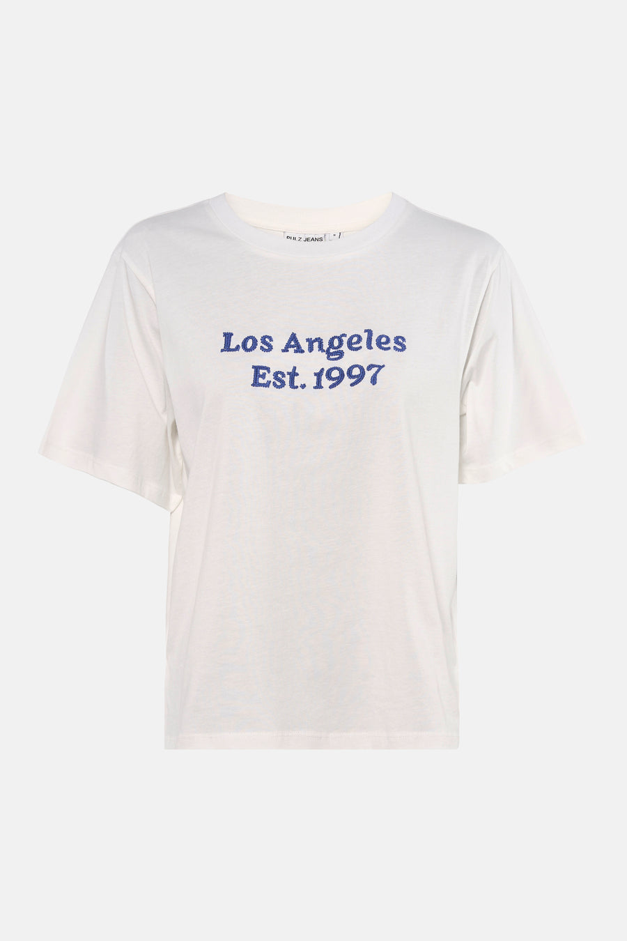 Wit T-shirt van PULZ met blauwe "Los Angeles Est. 1997" tekst op de voorkant.