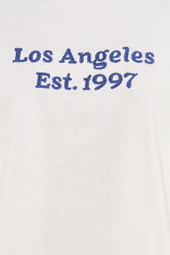 Wit T-shirt van PULZ, geborduurd met "Los Angeles Est. 1997" in blauw.
