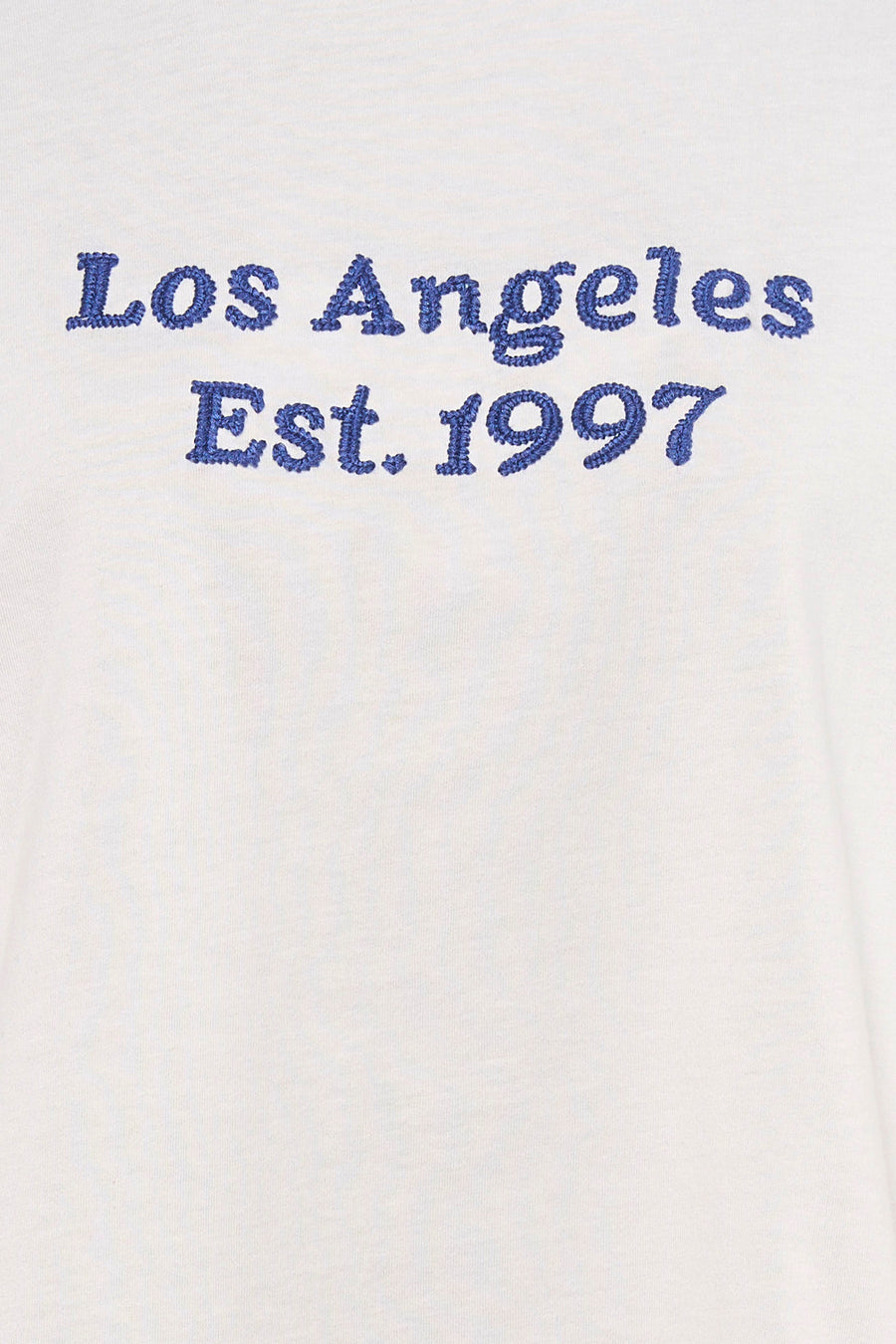 Wit T-shirt van PULZ, geborduurd met "Los Angeles Est. 1997" in blauw.