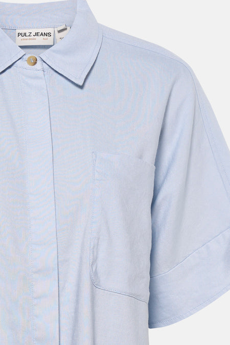 Blauw overhemd met korte mouwen van PULZ Jeans, met een borstzak en knoopsluiting.
