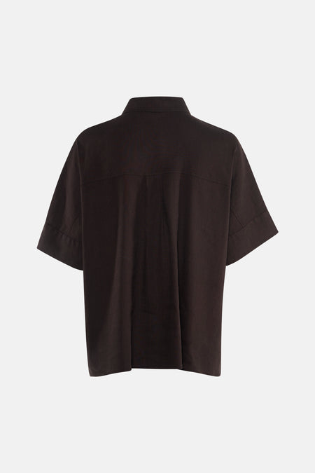 Chemise marron à manches courtes de PULZ, avec un col classique et une coupe droite sur fond blanc.