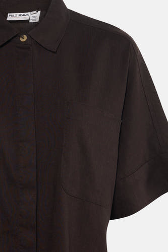 Chemise marron à manches courtes de PULZ JEANS avec une poche poitrine et une fermeture boutonnée.
