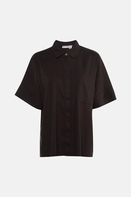 Chemise marron à manches courtes de PULZ, avec poche poitrine et fermeture boutonnée.