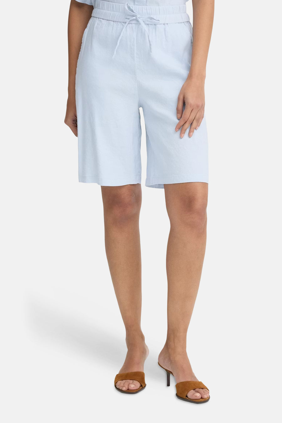 Blauwe short van PULZ, effen stof met een tailleband en trekkoord.