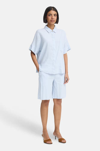 Blauw short van PULZ, met een relaxte pasvorm en gecombineerd met een lichtblauw overhemd.