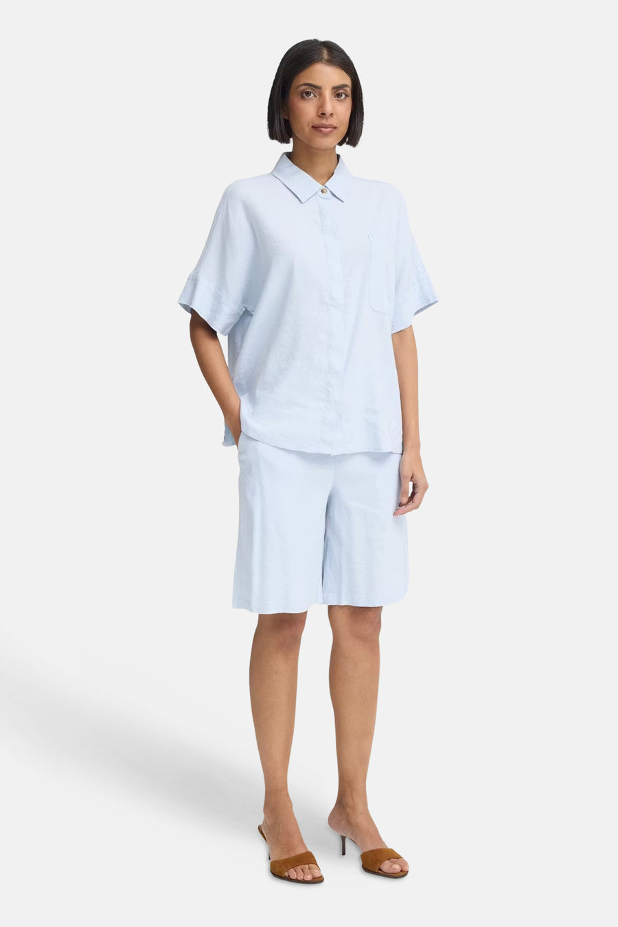 Blauw short van PULZ, met een relaxte pasvorm en gecombineerd met een lichtblauw overhemd.