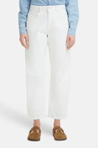 Witte denim jeans special fit van PULZ, met wijde pijpen en hoge taille, gedragen met een lichtblauw spijkeroverhemd en bruine suède schoenen.
