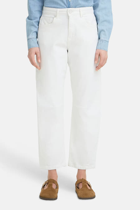 Witte denim jeans special fit van PULZ, met wijde pijpen en hoge taille, gedragen met een lichtblauw spijkeroverhemd en bruine suède schoenen.