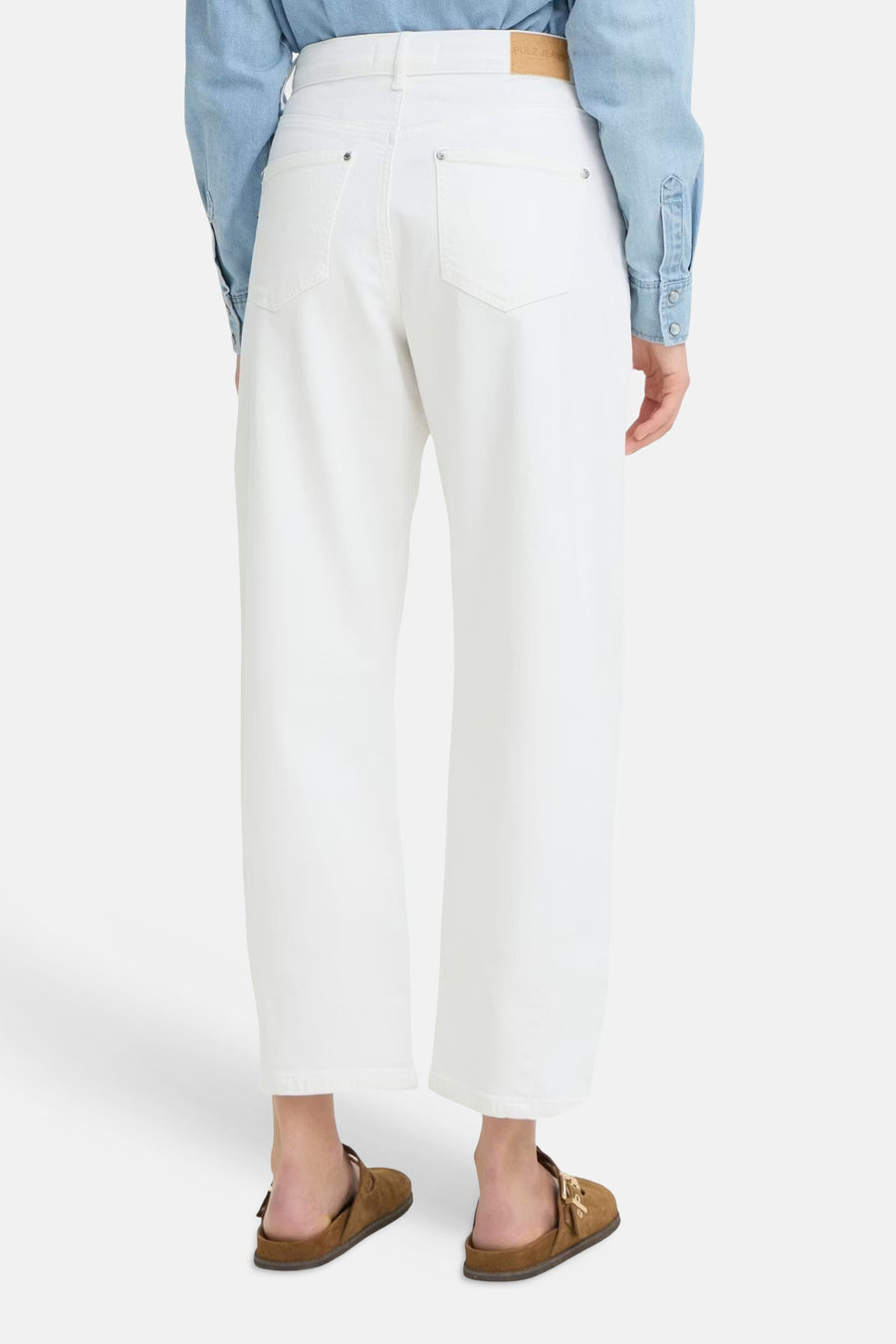 Witte denim wide-leg jeans van PULZ met cropped pijpen en achterzakken, gedragen met een lichtblauw denim overhemd en bruine muiltjes.