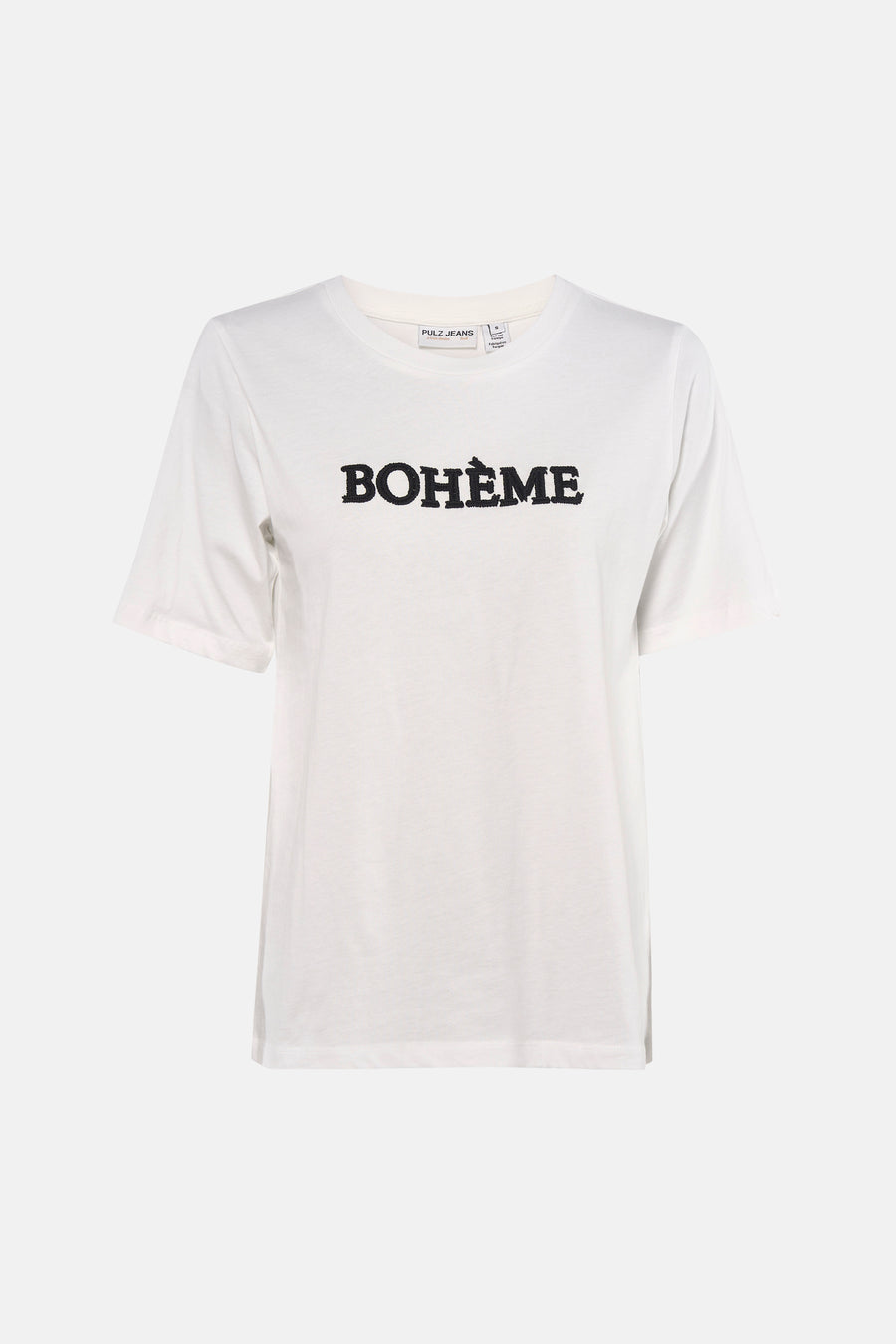 Wit T-shirt van PULZ met de zwarte tekst 'BOHÈME' op de borst en korte mouwen.