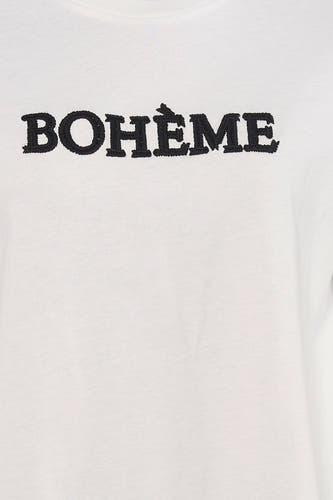 Wit T-shirt van PULZ met geborduurde 'BOHÈME' tekst.