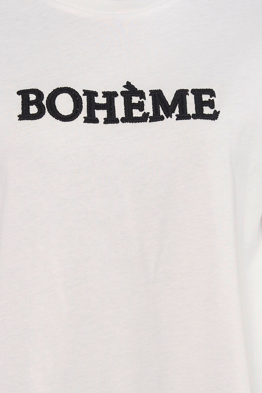 Wit T-shirt van PULZ met geborduurde 'BOHÈME' tekst.