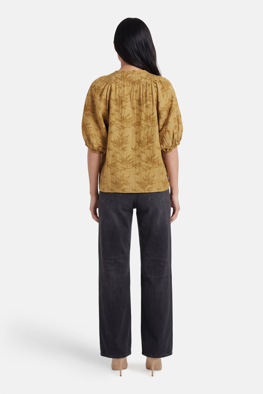 Gele blouse met korte mouwen van PULZ met bladprint en poffmouwen, van achteren gezien.