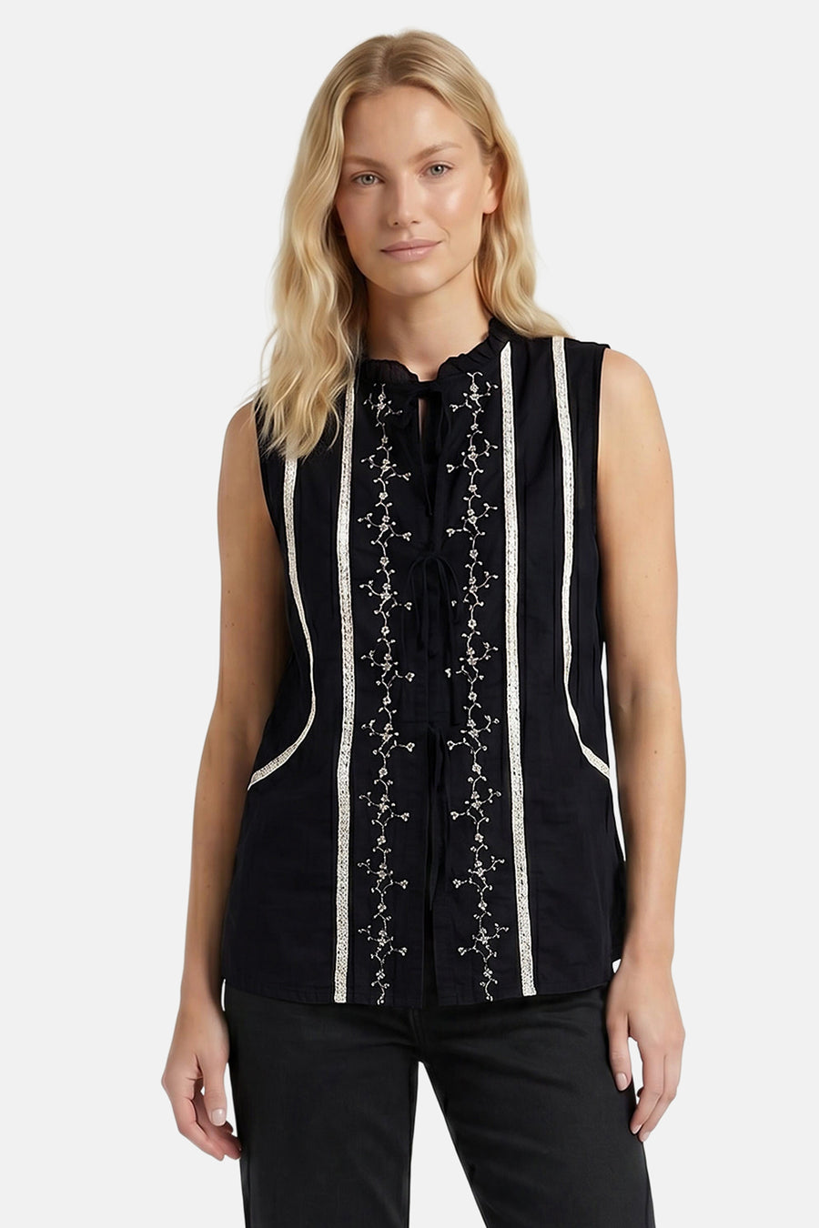 Zwarte mouwloze blouse met zilveren borduurwerk en ruches van PULZ, voorzien van zijden accenten en knoopsluiting, front view.